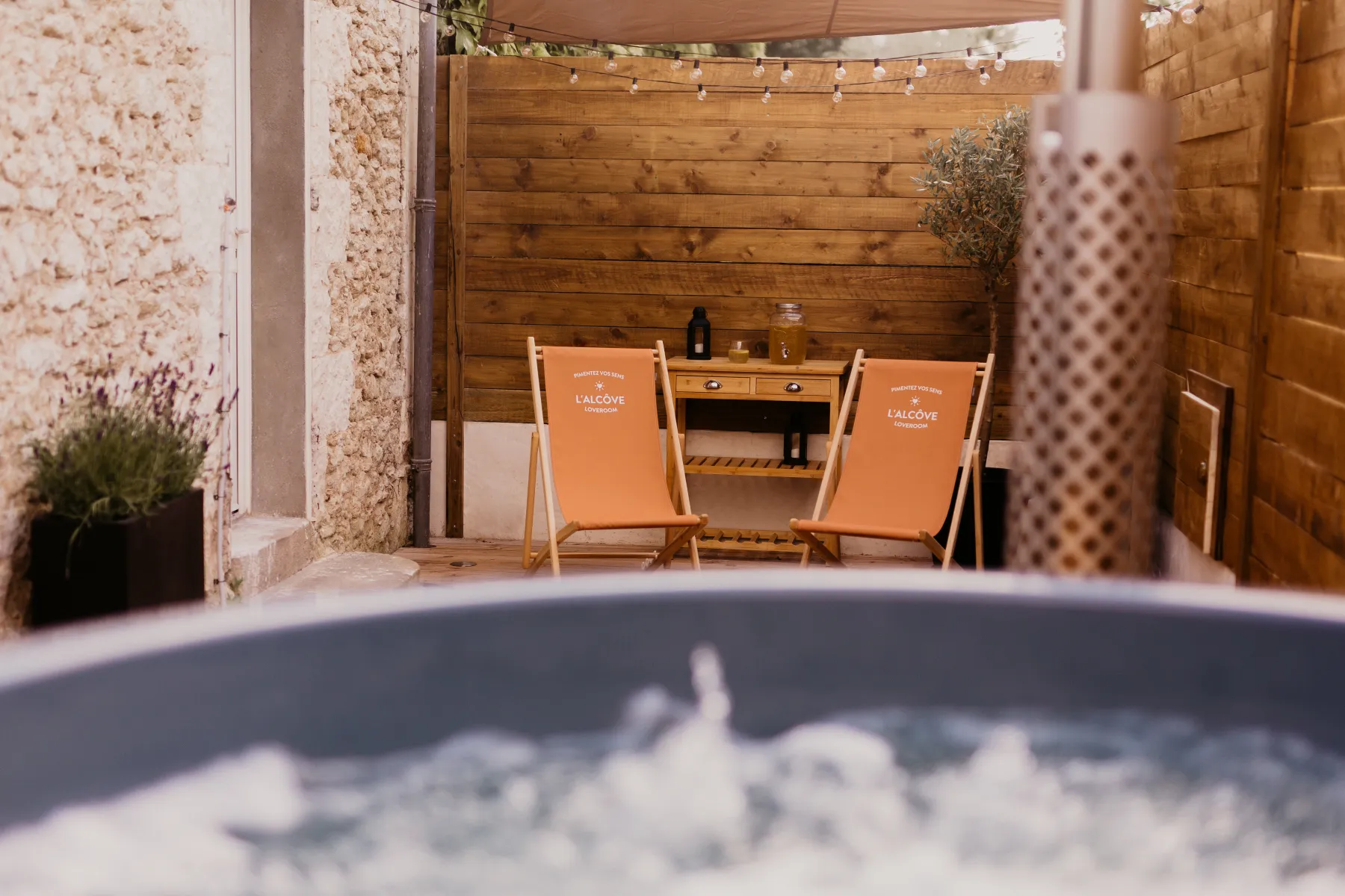 L'Alcôve — le patio privatif sous la glycine, en Anjou